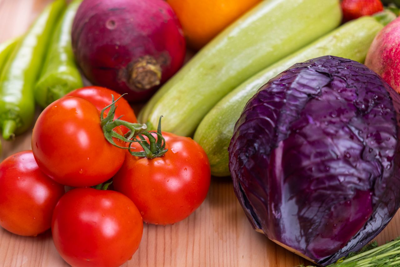 Bol colorido con frutas y verduras frescas