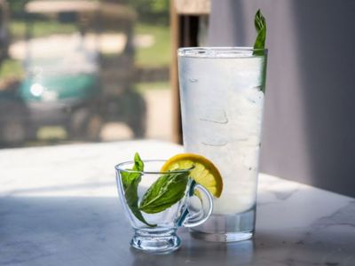 Vaso de agua fresca con limón y menta.