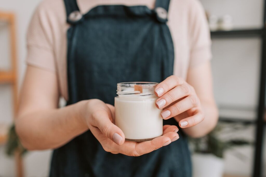 Kéfir y yogur como ejemplos de alimentos fermentados saludables ricos en probióticos.