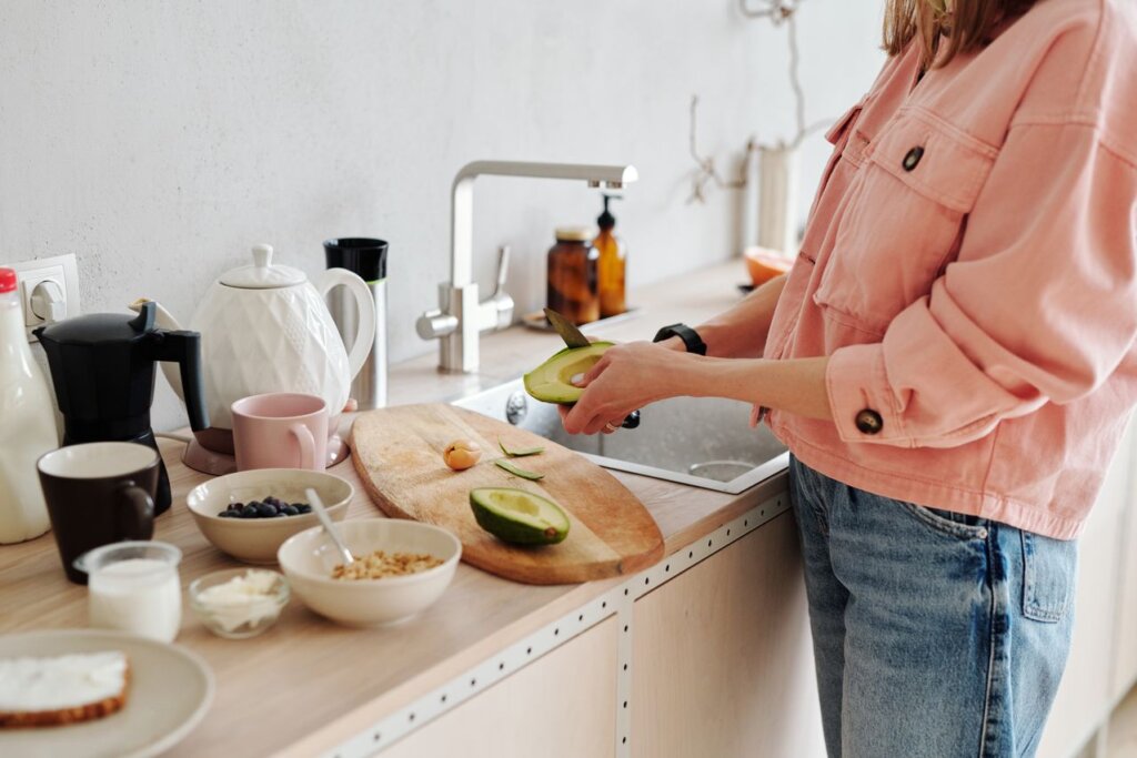 Mujer realizando una rutina matutina saludable como parte de un estilo de vida natural.