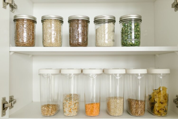 despensa saludable organizada en botes de cristal