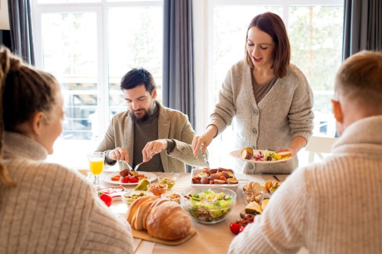 mesa familiar con platos de comida saludable y equilibrada servidos