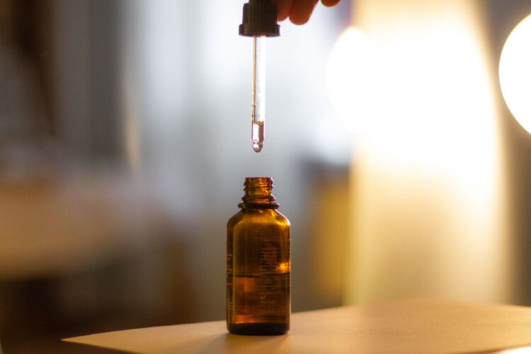 Frasco de aceite vegetal puro mostrado como alternativa natural para nutrir el cabello sin siliconas insolubles.
