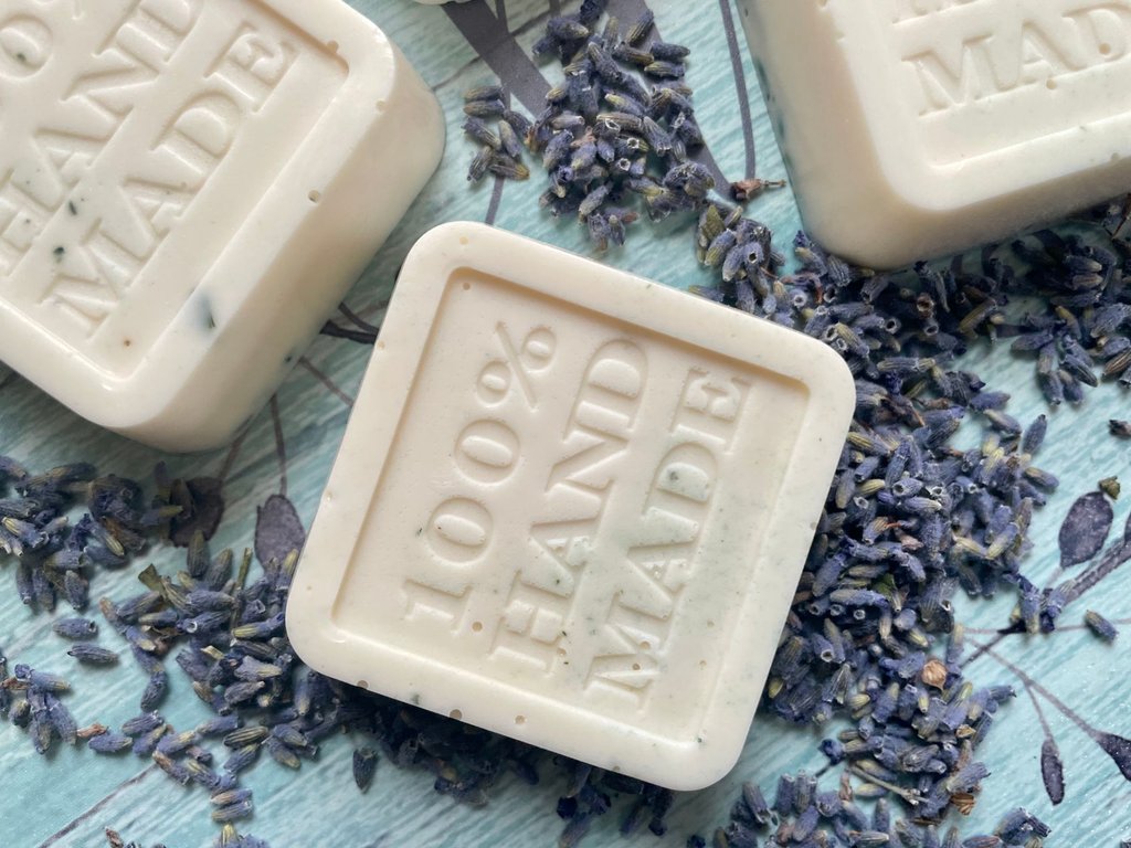 De aficionado a formulador: guía para crear tus propios productos capilares naturales con éxito Champú sólido natural hecho a mano para aprender cómo crear tus propios productos capilares en casa
