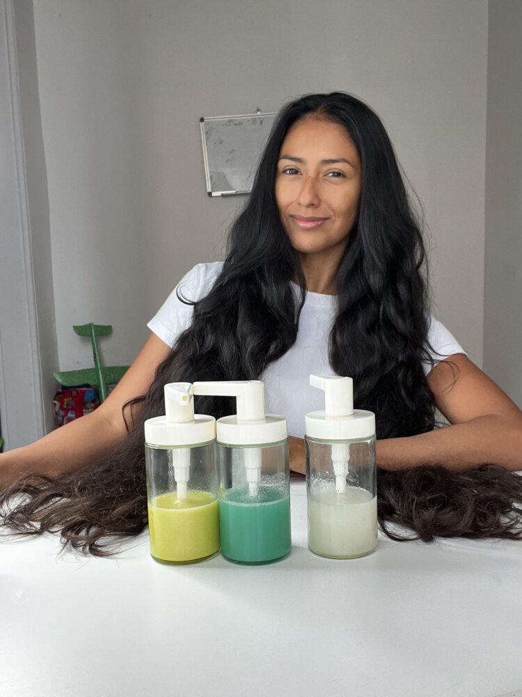 Romina mostrando su produccion de champú casero natural