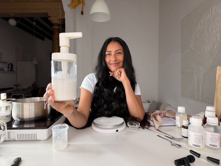 Balanza de precisión e ingredientes naturales para formular champú casero
