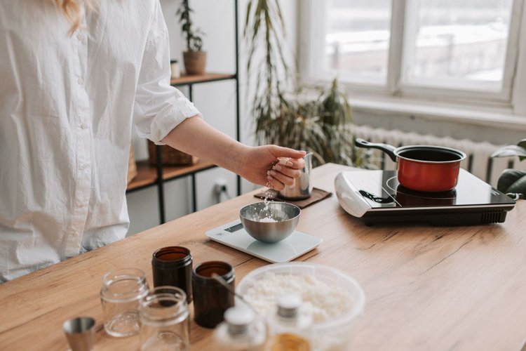 De aficionado a formulador: guía para crear tus propios productos capilares naturales con éxito Balanza de precisión, frascos de vidrio e ingredientes naturales necesarios para hacer cosmética capilar casera